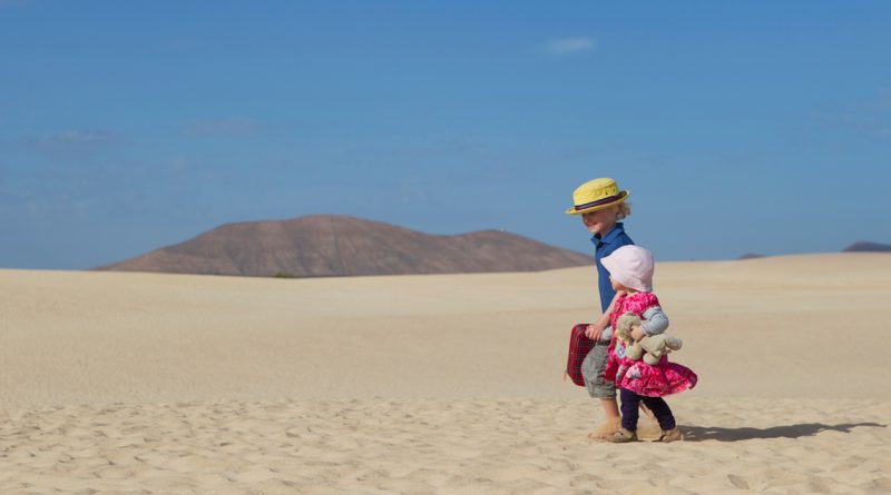 Kinder am Strand Fuerteventura